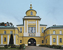 Надвратная ц. свт. Митрофана Воронежского (1833) и корпуса богаделен. Фотография. 2024 г. Фото: Покровский Хотьков монастырь / vkontakte.ru