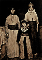 Семья сиро-яковитов из Мардина. Фотография в кн.: Album de la Mission de Mйsopotamie et d’Armйnie, 40 phot. prises en 1904 par le frиre Raphaël. P., 1904. P. 29