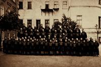 Синодальный хор во дворе Синодального уч-ща церковного пения. В центре — регент Н. М. Данилин. Фотография. 1911 г.