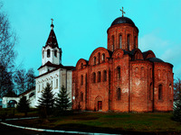 Церковь апостолов Петра и Павла (между 1140 и 1160) и ц. вмц. Варвары (1737–1757). Фотография. 2015 г. Фото: А. В. Слезкин