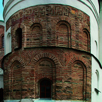 Фрагмент кладки лестничной башни с декоративными элементами. Фото: В. Е. Сусленков