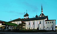 Трапезный Успенский комплекс с сев. стороны. 1551–1557 гг. Мастера Салка и Столыпа. Фотография. 2011 г. Фото: Н. А. Мерзлютина