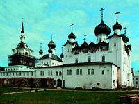 Колокольня (1777), церковь во имя свт. Николая Чудотворца (1831–1833) и Спасо-Преображенский собор (1558–1567) с переходом (1602). Фотография. 2011 г. Фото: Н. А. Мерзлютина