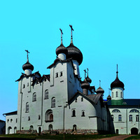 Спасо-Преображенский (1558–1567) и Свято-Троицкий Зосимо-Савватиевский (1866) соборы с юж. стороны. Фотография. 2021 г. Фото: М. А. Маханько