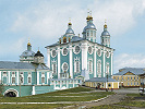 Успенский собор в Смоленске (1677–1679, перестраивался в 1712–1740, 1760–1772) и надвратный собор в честь Богоявления (1781–1787). Фотография. 2015 г. Фото: А. В. Слезкин
