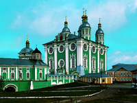 Успенский собор в Смоленске (1677–1679, перестраивался в 1712–1740, 1760–1772) и надвратный собор в честь Богоявления (1781–1787). Фотография. 2015 г. Фото: А. В. Слезкин