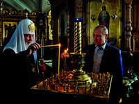Патриарх Московский и всея Руси Кирилл и Президент РФ В. В. Путин на богослужении в Спасо-Преображенском соборе Валаамского мон-ря. Фотография. 2017 г. Фото: patriarchia.ru