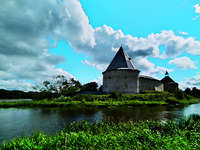 Вид на Староладожскую крепость с р. Ладожки. Фотография. 2020 г. Фото: А. С. Зверев