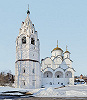 Колокольня (1510–1513, 1631, между 1682 и 1695) и Покровский собор. Фотография. 2018 г. Фото: А. В. Слезкин