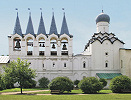 Церковь Покрова Пресв. Богородицы (1581–1583) и звонница (1593–1600). Фотография. 2013 г. Фото: А. Лёвин / Wikimedia Commons
