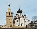 Успенский собор (10–20-е гг. XVI в.) и колокольня (1686) с юж. стороны. Фотография. 2010 г. Фото: А. В. Слезкин