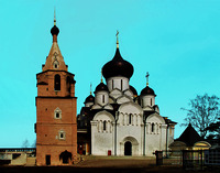 Успенский собор (10–20-е гг. XVI в.) и колокольня (1686) с юж. стороны. Фотография. 2010 г. Фото: А. В. Слезкин