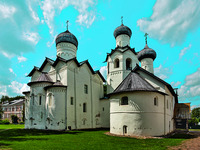 Преображенский собор (1442), колокольня (1628?) и Рождественская церковь (между 1615 и 1624). Фотография. 2016 г. Фото: А. В. Слезкин