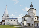 Церковь Введения во храм Пресв. Богородицы с трапезной (кон. 60-х гг. XVI в.) и надвратная ц. ап. Иоанна Богослова (1694). Фотография. 2016 г. Фото: М. Ченцов / Wikimedia Commons