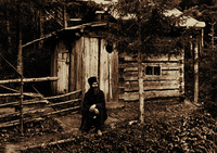 Прп. Стефан (Куртеев) рядом со своей кельей. Фотография. 1-я пол. 80-х гг. XIX в.