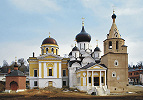 Свято-Троицкая церковь (1813–1819), Успенский собор и колокольня с зап. стороны. Фотография. 2010 г. Фото: А. В. Слезкин