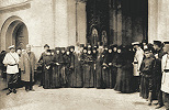 Насельницы Страстного монастыря с духовенством. Фотография. 1916 г.