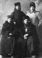Сщмч. Виктор Усов (сидит справа) среди друзей. Фотография. 10-е гг. XX в.