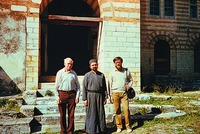 Члены исследовательской группы (слева направо): Н. Б. Тихомиров, библиотекарь Хиландарского мон-ря о. Паисий, Турилов А. А.