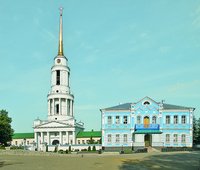 Колокольня (1824–1835) с ц. свт. Николая Чудотворца (1838), архиерейский дом. Фотография. 2008 г.