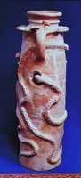 Керамичсекий сосуд с изображением змей. Сер. II в. до Р. Х.