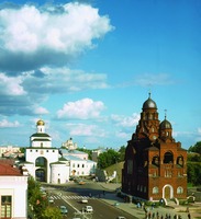 Вид на старообрядческую церковь во имя Св. Троицы (1913-1915) и Золотые ворота. Фотография. 2002 г.