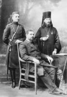Иером. Алексий (Симанский) с отцом и братом Андреем. 1904 г. (ЦАК МДА )