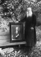 М. И. Чуванов с портретом И. А. Ковылина. Фотография. 80-е гг. XX в.