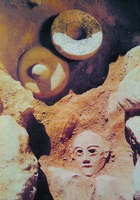 Базальтовые гончарные круги и глиняная ритуальная маска (по Ядину). Территория храма XIII в. до Р. Х.