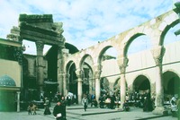 Фрагменты пропилеев внешнего двора храма Юпитера (слева) и часть византийской колоннады (справа)
