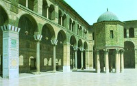 Внутренний двор мечети Омейядов (между 705 и 715 гг.) и здание «общественной сокровищницы» (788 г.)